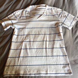 Lulu lemon vneck, T-shirt, size medium.